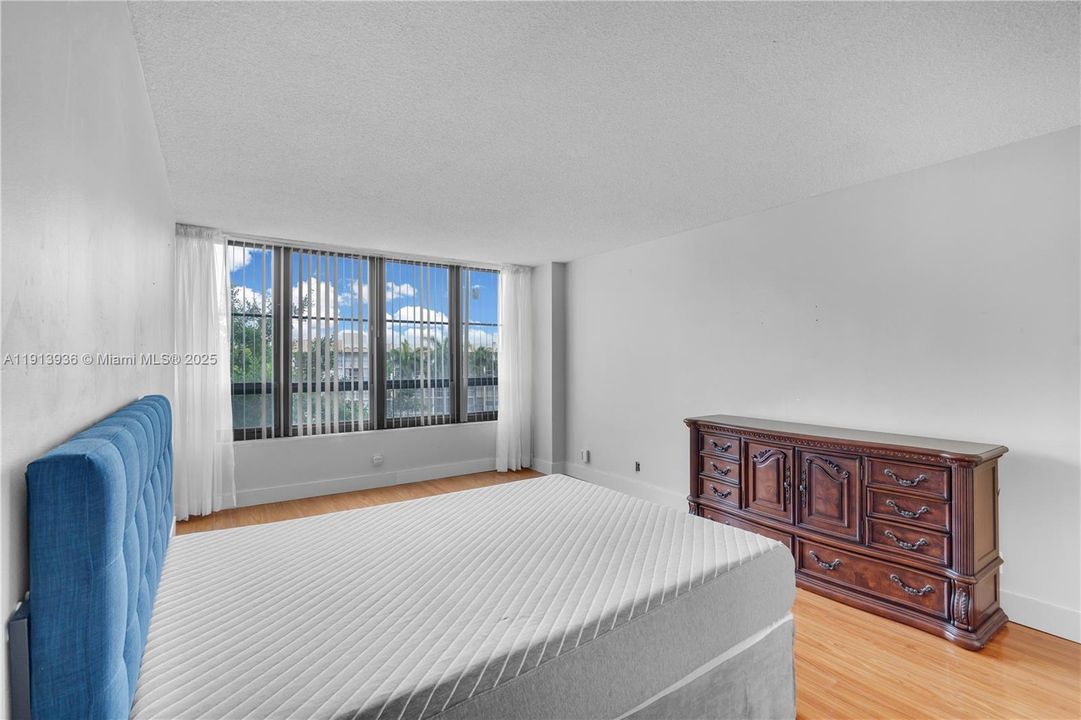 Active With Contract: $200,000 (1 beds, 1 baths, 1000 Square Feet)