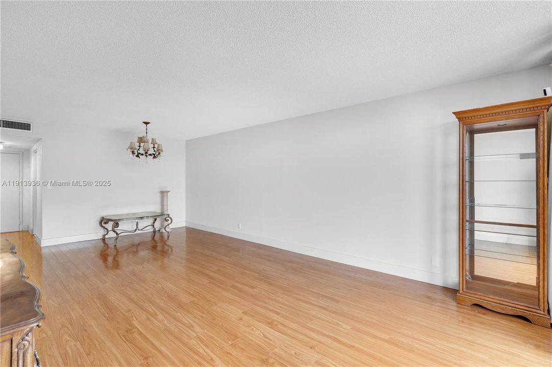 Active With Contract: $200,000 (1 beds, 1 baths, 1000 Square Feet)