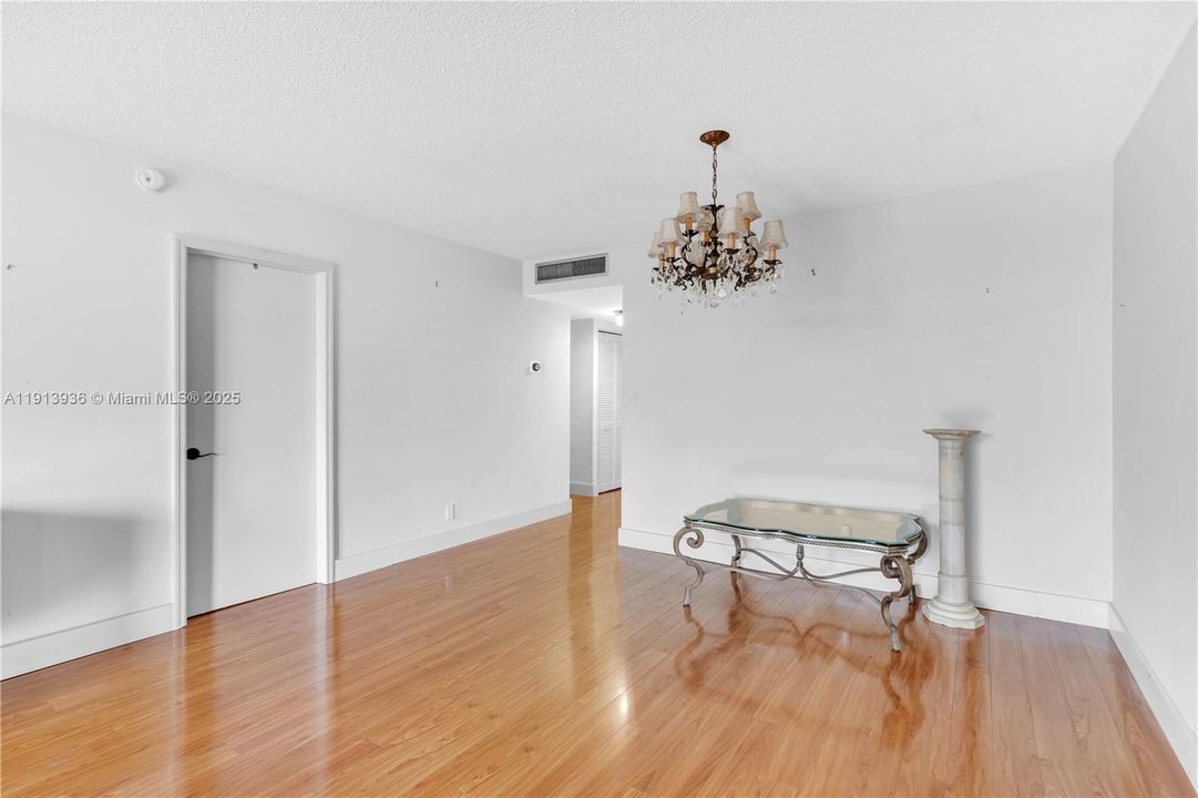 Active With Contract: $200,000 (1 beds, 1 baths, 1000 Square Feet)