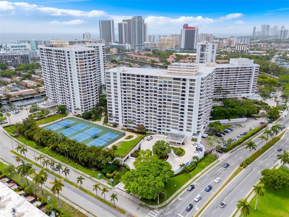 Active With Contract: $200,000 (1 beds, 1 baths, 1000 Square Feet)