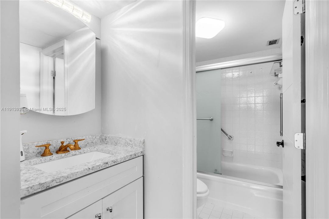 Active With Contract: $200,000 (1 beds, 1 baths, 1000 Square Feet)