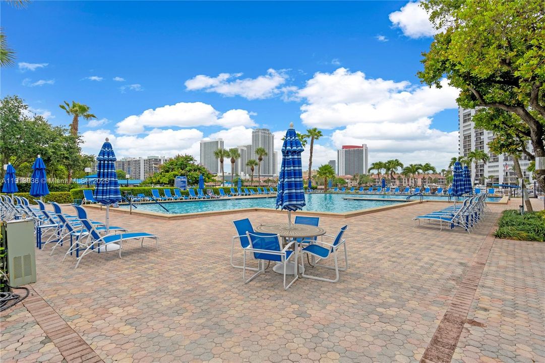 Active With Contract: $200,000 (1 beds, 1 baths, 1000 Square Feet)