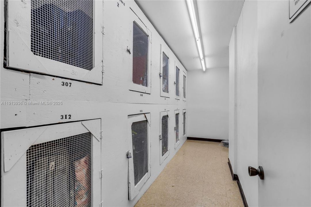 Active With Contract: $200,000 (1 beds, 1 baths, 1000 Square Feet)