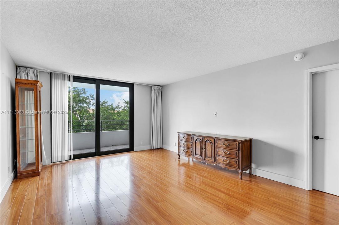 Active With Contract: $200,000 (1 beds, 1 baths, 1000 Square Feet)