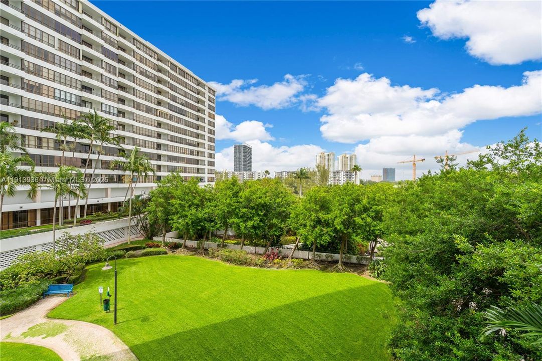 Active With Contract: $200,000 (1 beds, 1 baths, 1000 Square Feet)