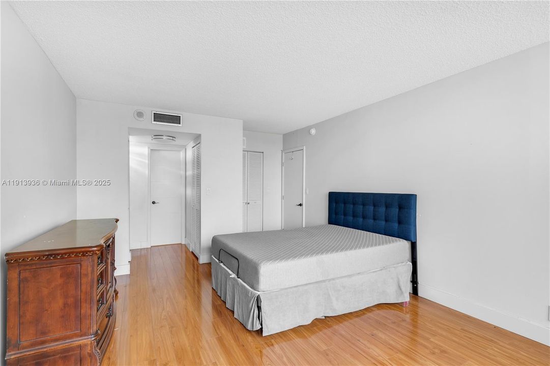 Active With Contract: $200,000 (1 beds, 1 baths, 1000 Square Feet)