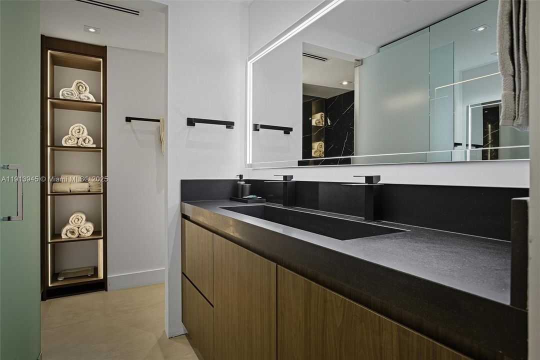 出租: $19,000 (2 贝兹, 2 浴室, 1640 平方英尺)