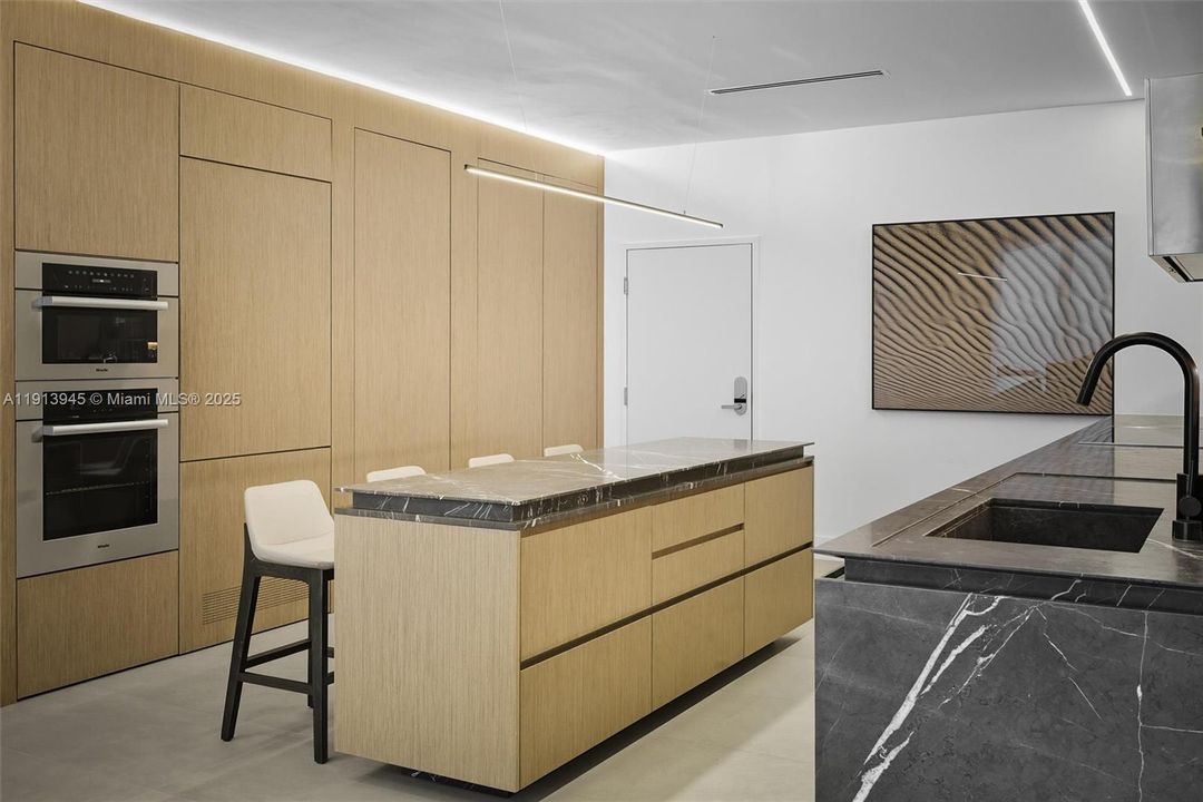 出租: $19,000 (2 贝兹, 2 浴室, 1640 平方英尺)