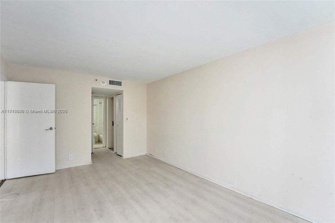 For Sale: $399,000 (2 beds, 2 baths, 1030 Square Feet)