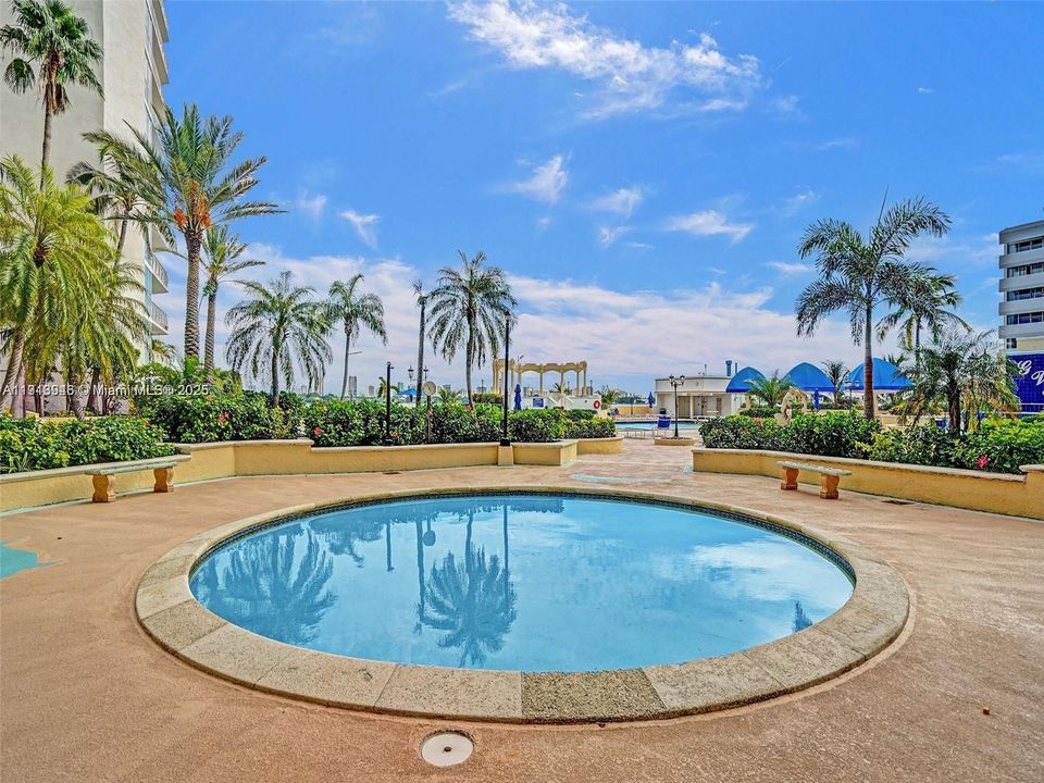 For Sale: $399,000 (2 beds, 2 baths, 1030 Square Feet)