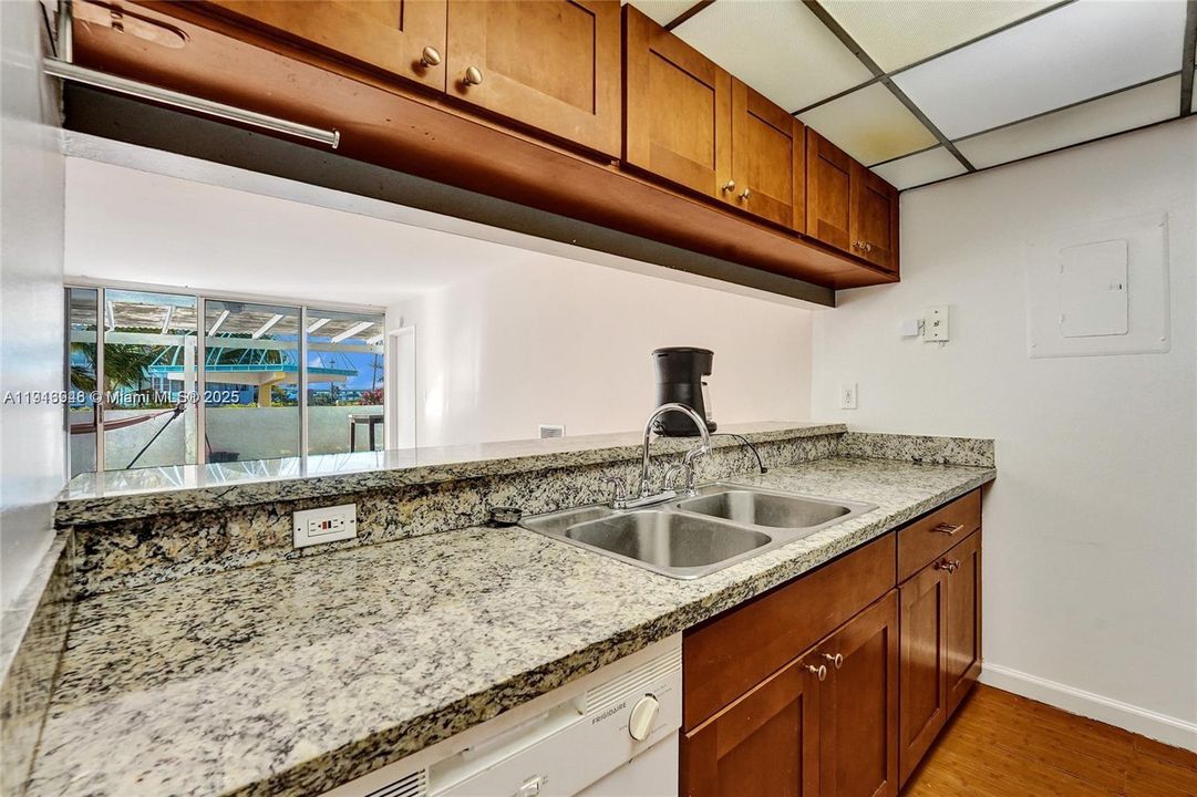 For Sale: $399,000 (2 beds, 2 baths, 1030 Square Feet)