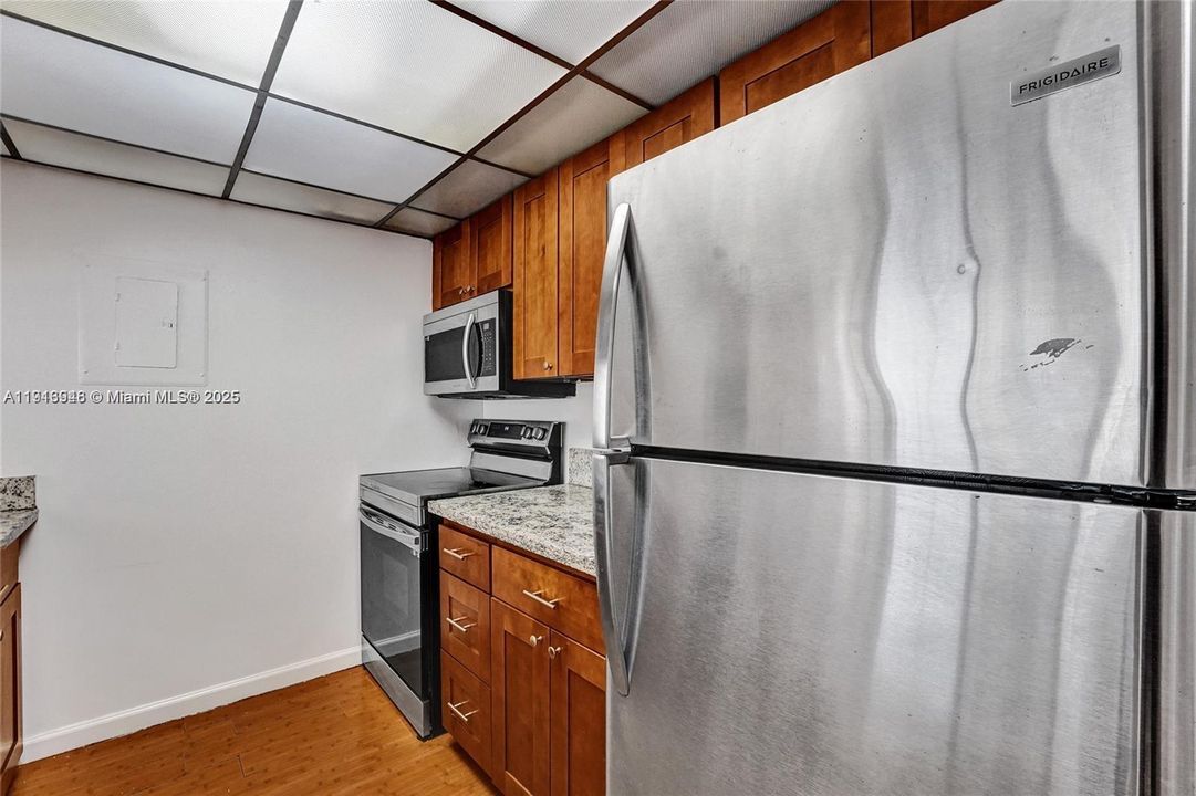 For Sale: $399,000 (2 beds, 2 baths, 1030 Square Feet)
