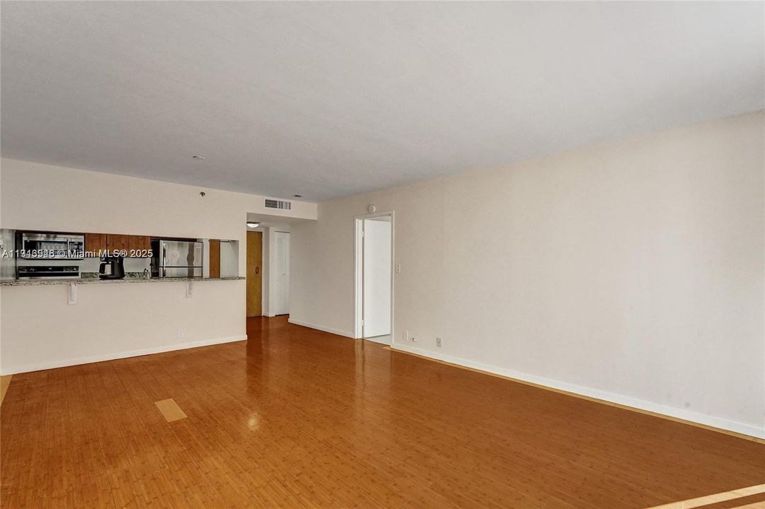 For Sale: $399,000 (2 beds, 2 baths, 1030 Square Feet)