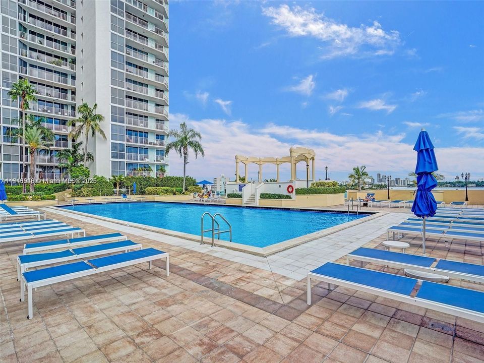 For Sale: $399,000 (2 beds, 2 baths, 1030 Square Feet)