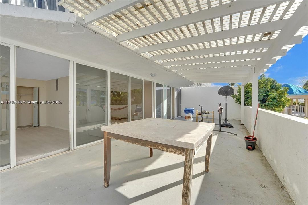 For Sale: $399,000 (2 beds, 2 baths, 1030 Square Feet)