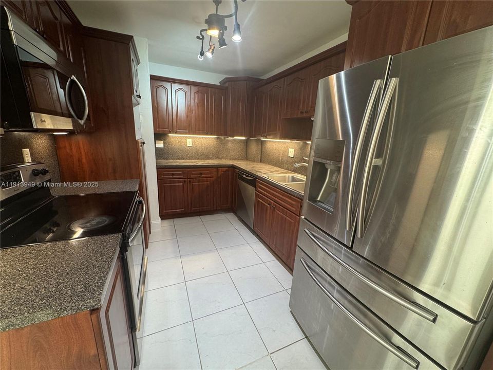 出租: $3,575 (4 贝兹, 2 浴室, 1608 平方英尺)