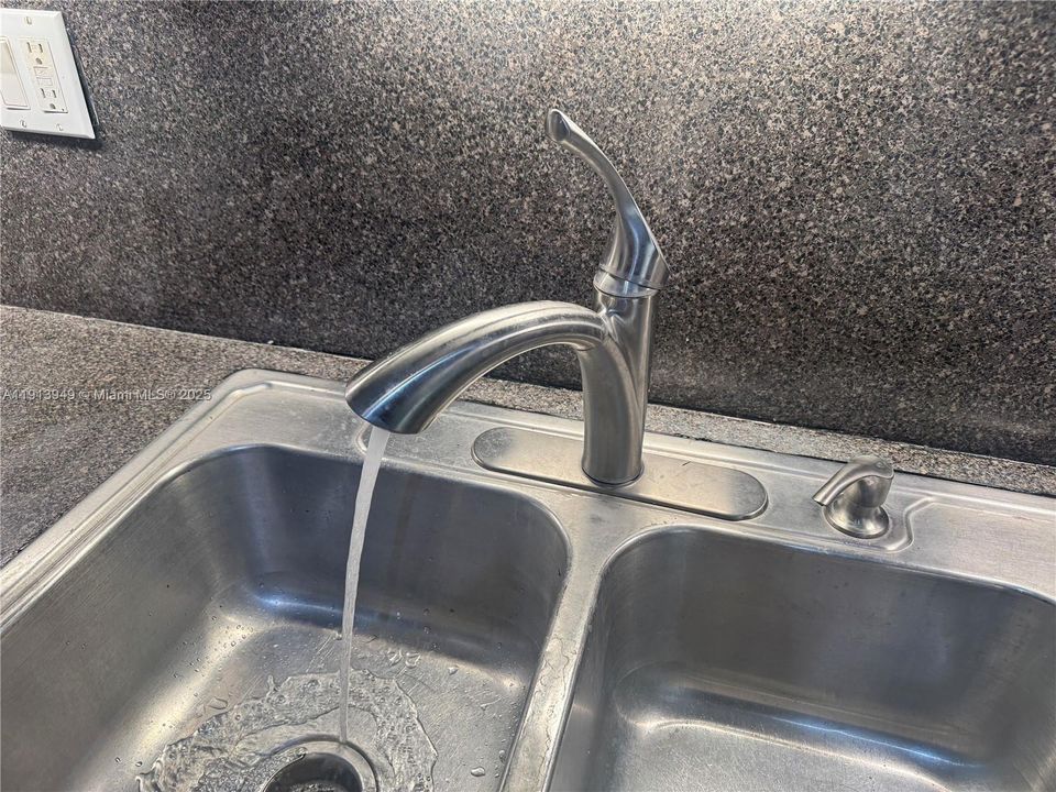 出租: $3,575 (4 贝兹, 2 浴室, 1608 平方英尺)