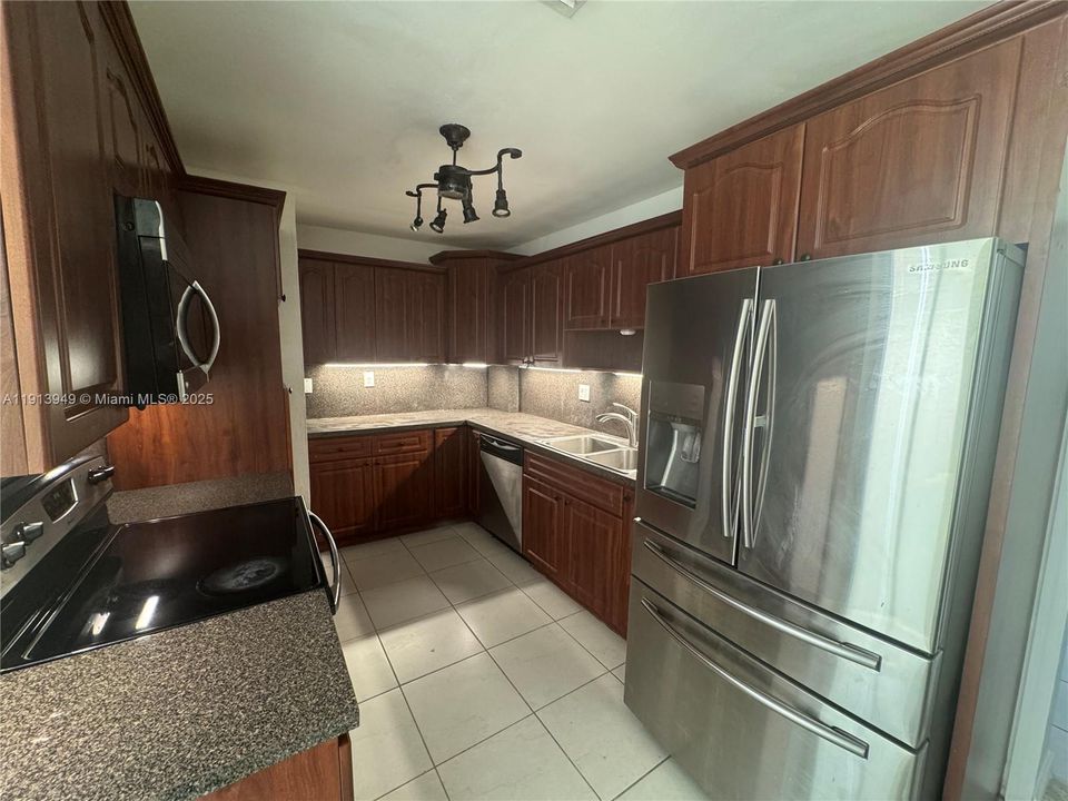 出租: $3,575 (4 贝兹, 2 浴室, 1608 平方英尺)