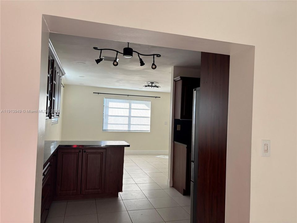 出租: $3,575 (4 贝兹, 2 浴室, 1608 平方英尺)