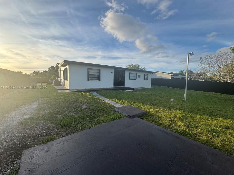 出租: $3,575 (4 贝兹, 2 浴室, 1608 平方英尺)