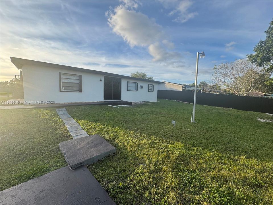 出租: $3,575 (4 贝兹, 2 浴室, 1608 平方英尺)