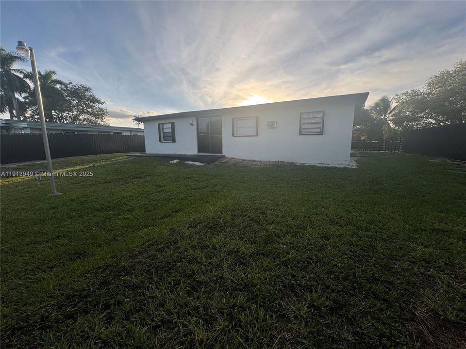 出租: $3,575 (4 贝兹, 2 浴室, 1608 平方英尺)