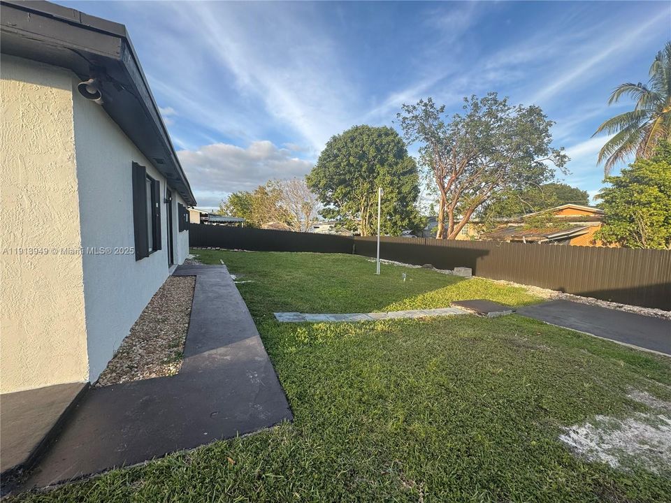 出租: $3,575 (4 贝兹, 2 浴室, 1608 平方英尺)