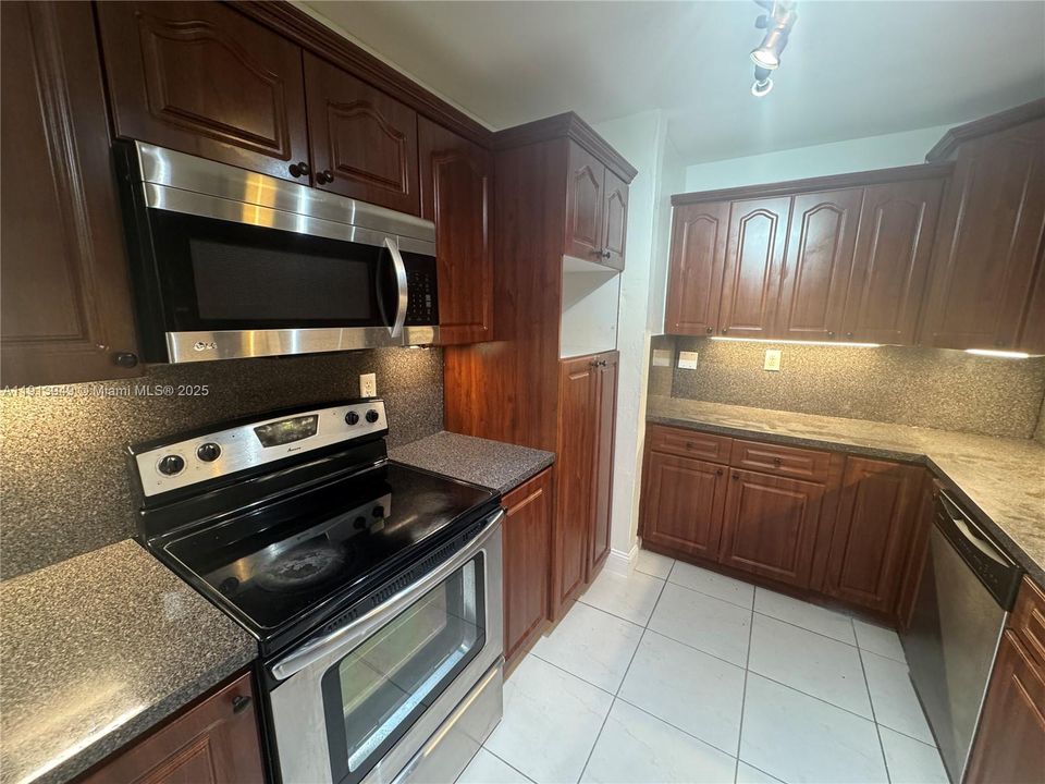 出租: $3,575 (4 贝兹, 2 浴室, 1608 平方英尺)