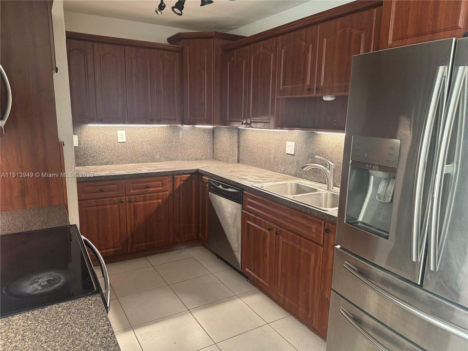 出租: $3,575 (4 贝兹, 2 浴室, 1608 平方英尺)