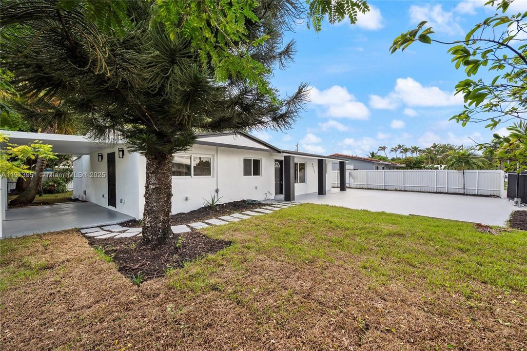 Active With Contract: $649,900 (3 beds, 3 baths, 1212 Square Feet)