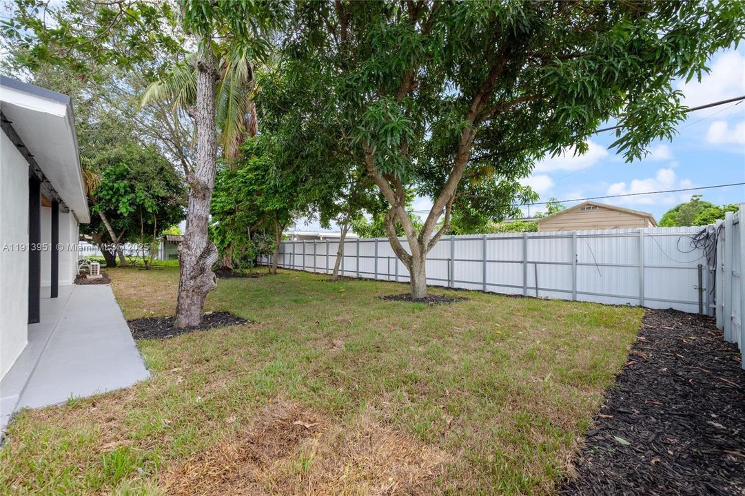 Active With Contract: $649,900 (3 beds, 3 baths, 1212 Square Feet)