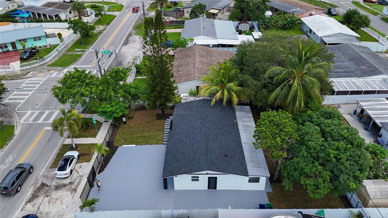 Active With Contract: $649,900 (3 beds, 3 baths, 1212 Square Feet)