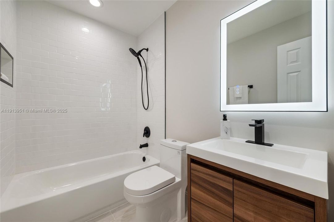 Active With Contract: $649,900 (3 beds, 3 baths, 1212 Square Feet)