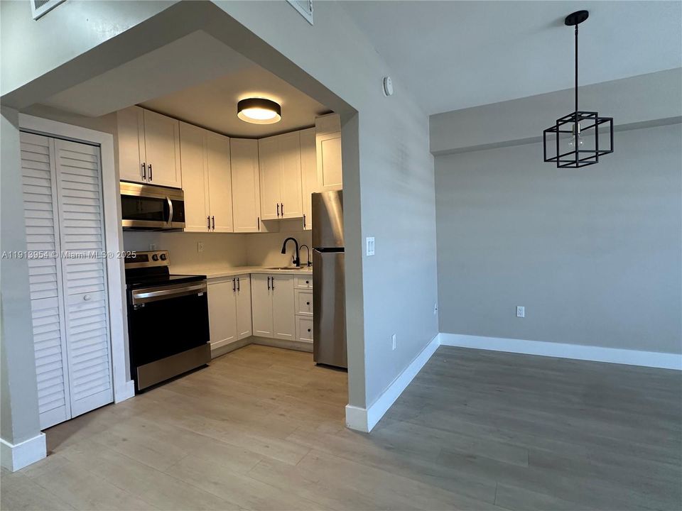 合同活跃: $1,900 (1 贝兹, 1 浴室, 728 平方英尺)