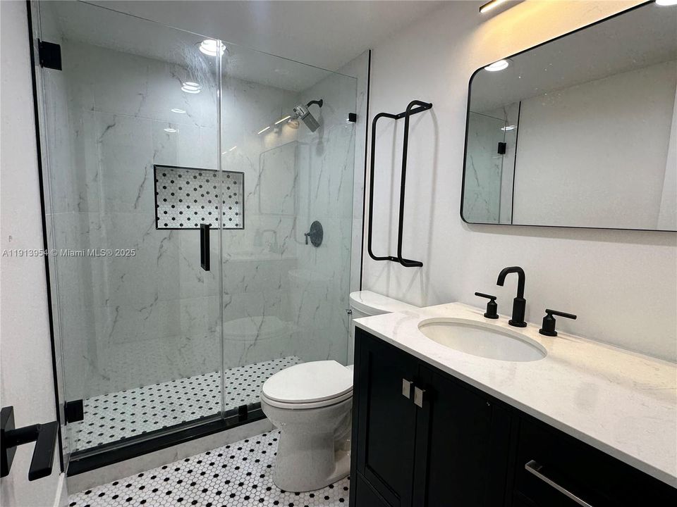 合同活跃: $1,900 (1 贝兹, 1 浴室, 728 平方英尺)