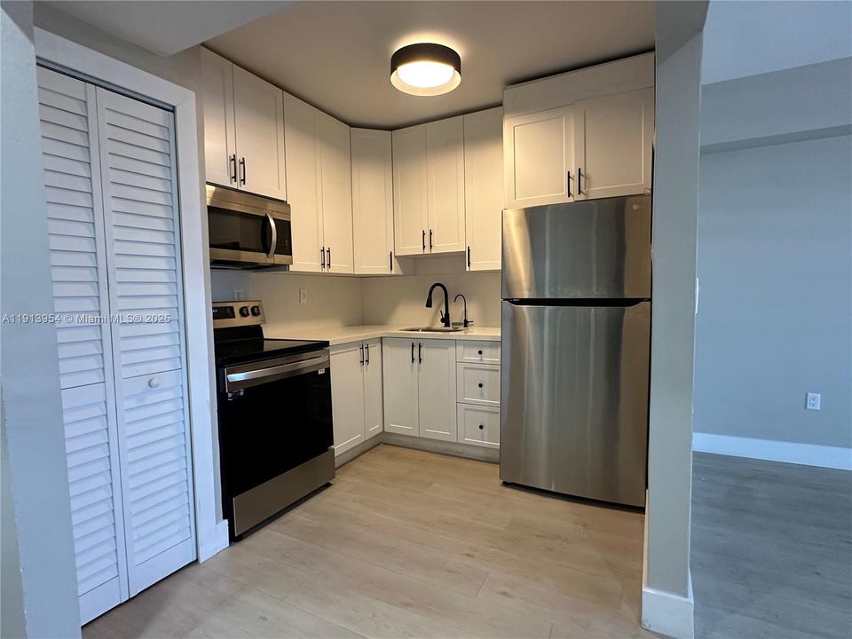 合同活跃: $1,900 (1 贝兹, 1 浴室, 728 平方英尺)