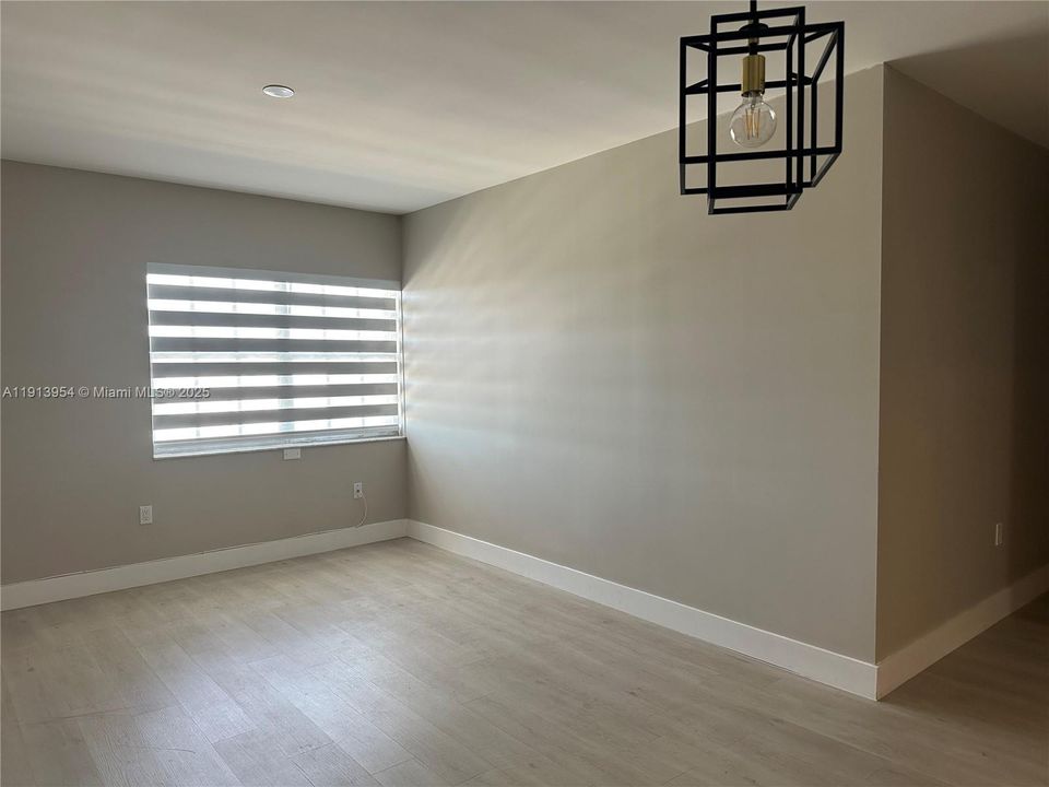 合同活跃: $1,900 (1 贝兹, 1 浴室, 728 平方英尺)