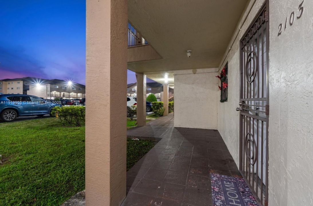 En Venta: $295,000 (2 camas, 2 baños, 1200 Pies cuadrados)