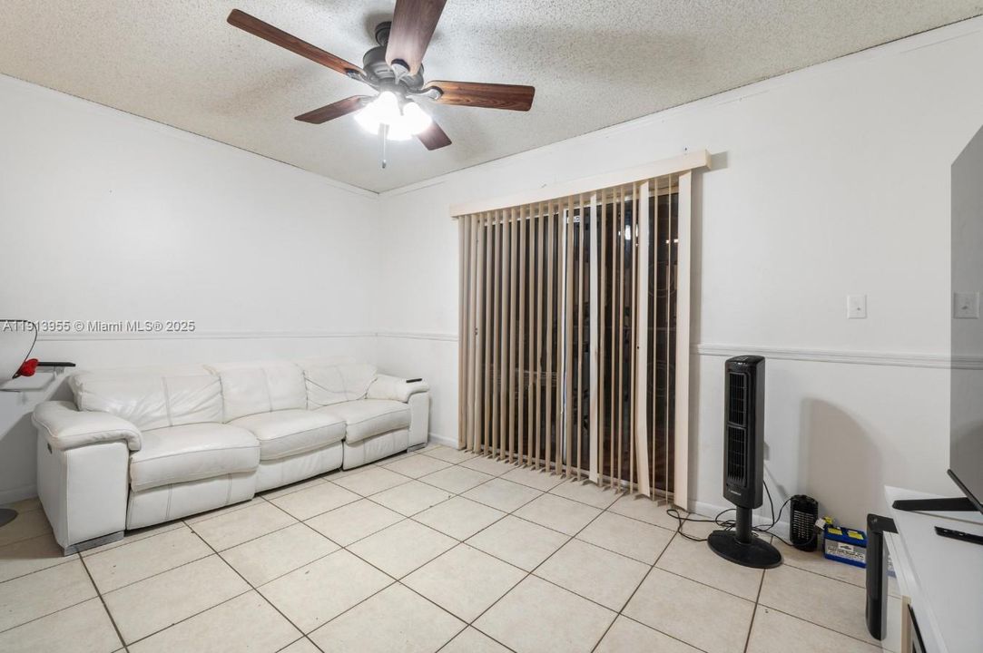 En Venta: $295,000 (2 camas, 2 baños, 1200 Pies cuadrados)