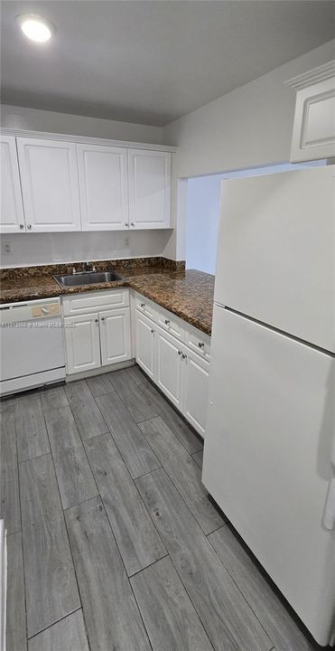 Active With Contract: $1,900 (2 beds, 1 baths, 750 Square Feet)