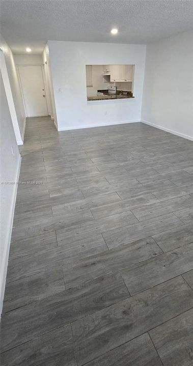 Active With Contract: $1,900 (2 beds, 1 baths, 750 Square Feet)