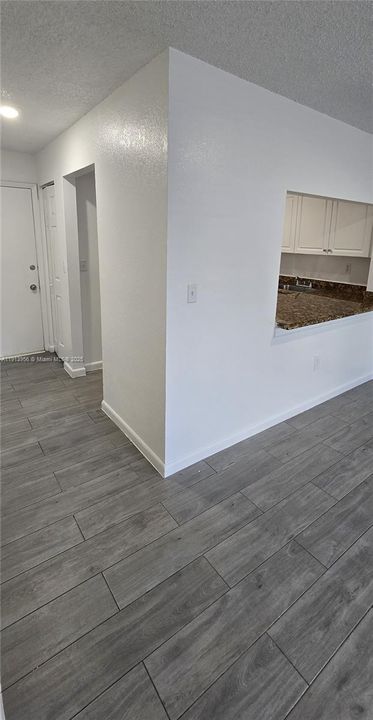Active With Contract: $1,900 (2 beds, 1 baths, 750 Square Feet)