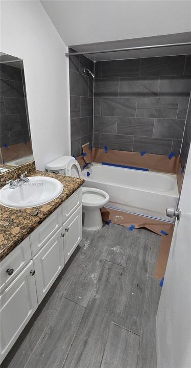 Active With Contract: $1,900 (2 beds, 1 baths, 750 Square Feet)