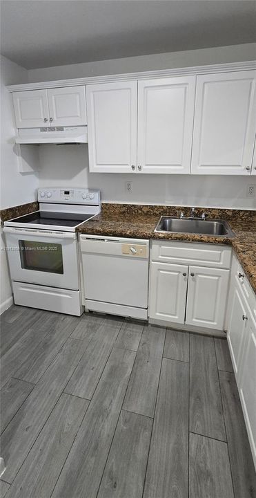 Active With Contract: $1,900 (2 beds, 1 baths, 750 Square Feet)