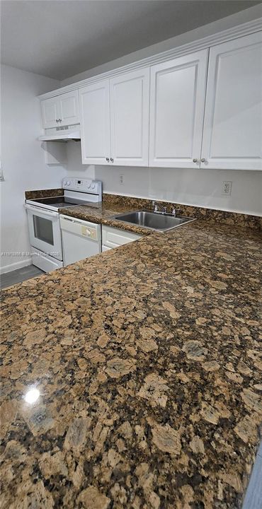 Active With Contract: $1,900 (2 beds, 1 baths, 750 Square Feet)