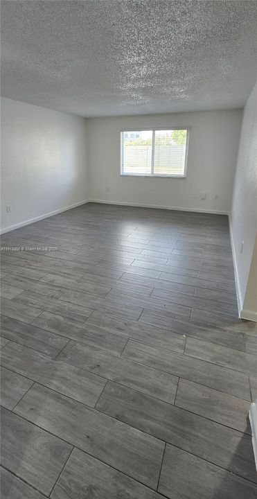 Active With Contract: $1,900 (2 beds, 1 baths, 750 Square Feet)