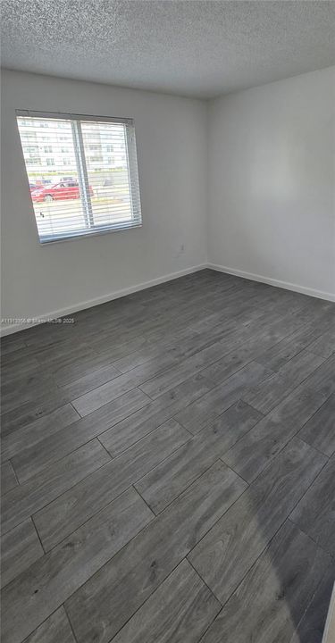 Active With Contract: $1,900 (2 beds, 1 baths, 750 Square Feet)