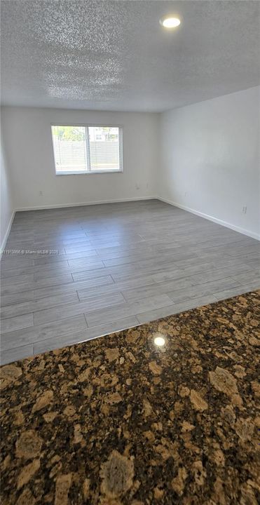 Active With Contract: $1,900 (2 beds, 1 baths, 750 Square Feet)