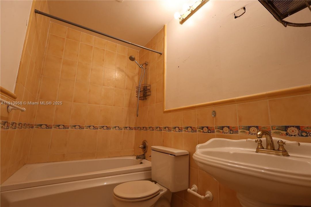 待售: $250,000 (3 贝兹, 2 浴室, 1180 平方英尺)