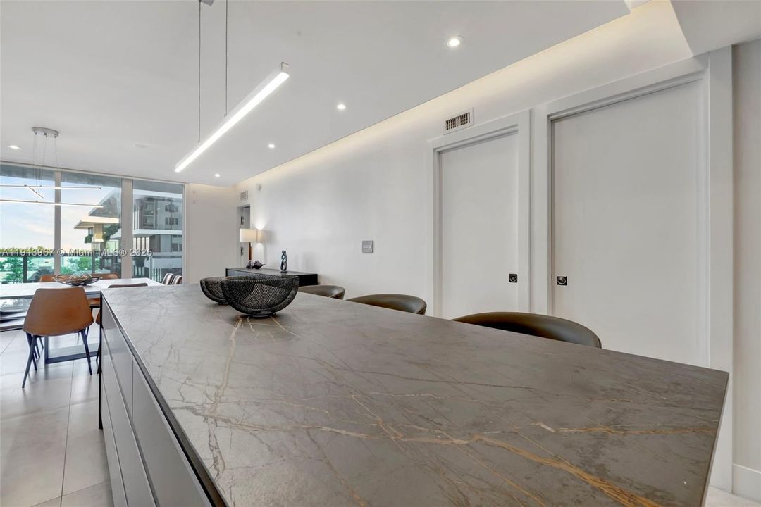 For Rent: $25,000 (2 beds, 2 baths, 1720 Square Feet)